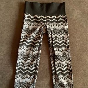 Lululemon Ebb to Street sz 6